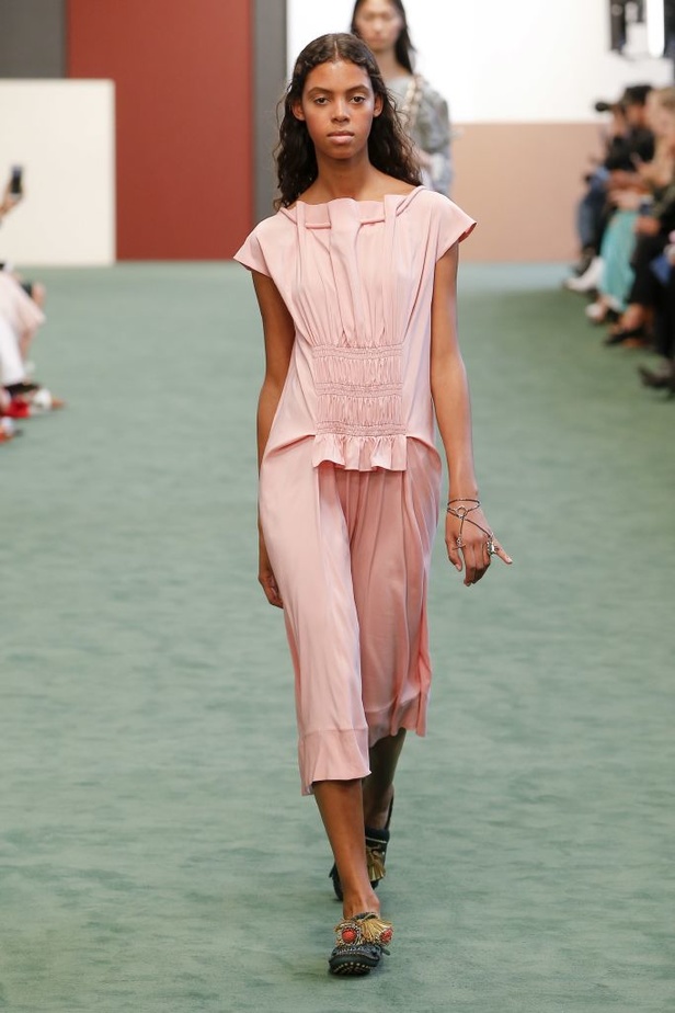 عرض أزياء Carven للأزياء الجاهزة لربيع وصيف 2018 !