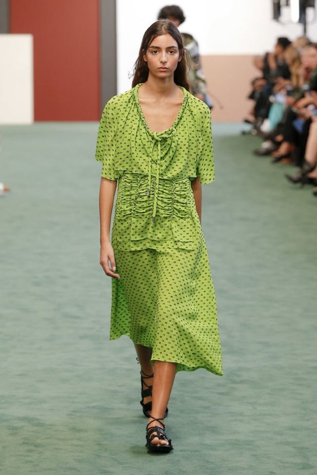 عرض أزياء Carven للأزياء الجاهزة لربيع وصيف 2018 !