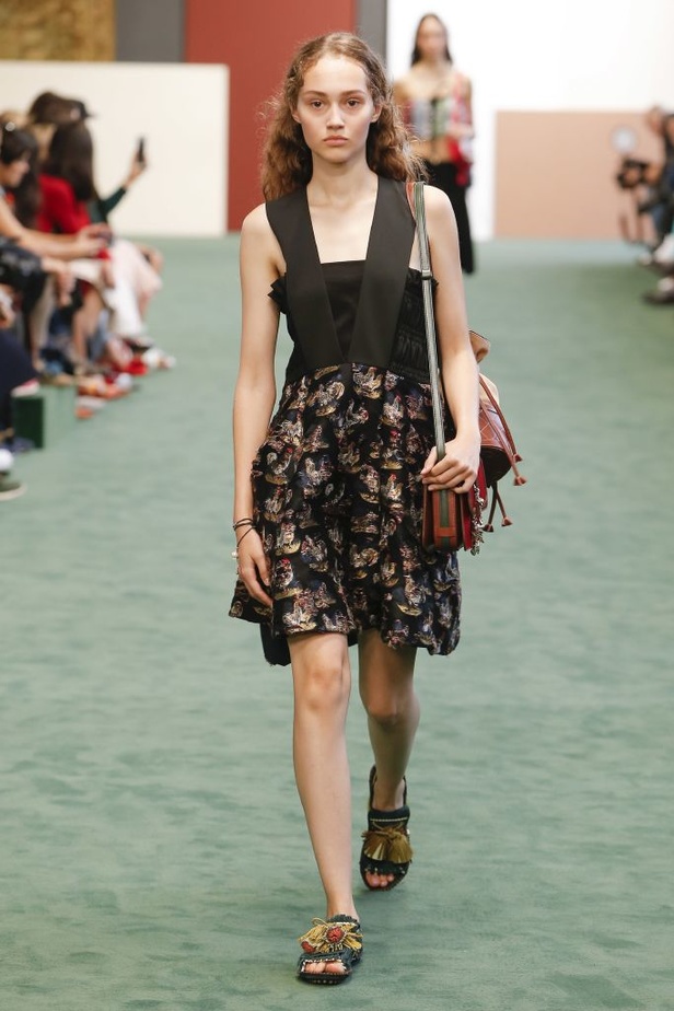 عرض أزياء Carven للأزياء الجاهزة لربيع وصيف 2018 !