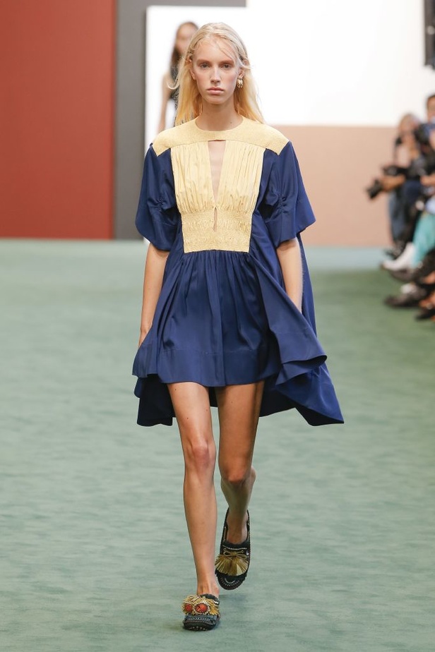 عرض أزياء Carven للأزياء الجاهزة لربيع وصيف 2018 !