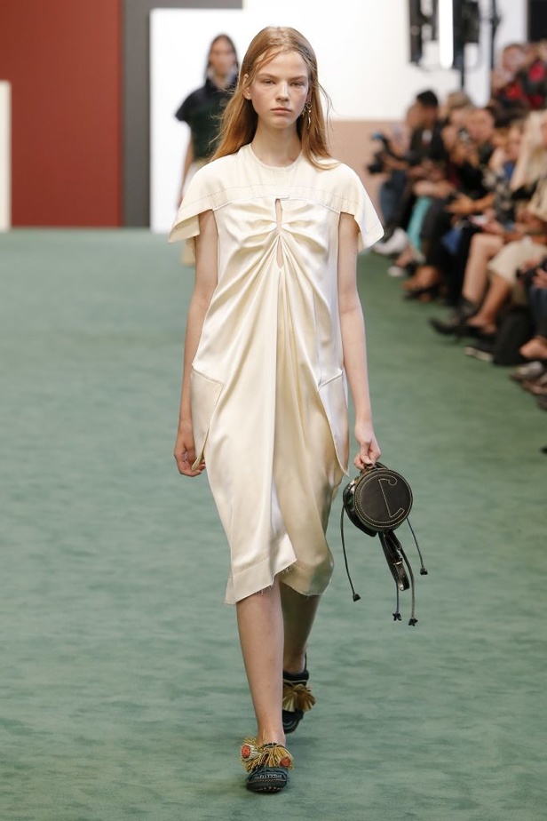 عرض أزياء Carven للأزياء الجاهزة لربيع وصيف 2018 !