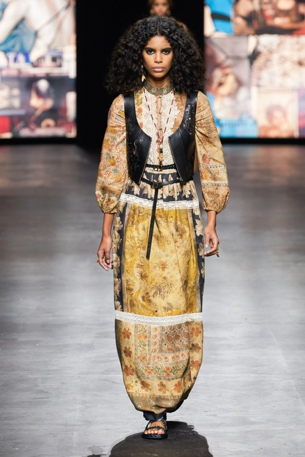 عرض أزياء ديور Dior لربيع وصيف 2021 من أسبوع الموضة في باريس