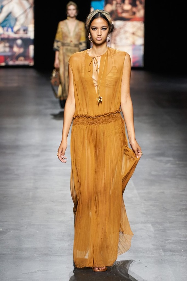 عرض أزياء ديور Dior لربيع وصيف 2021 من أسبوع الموضة في باريس