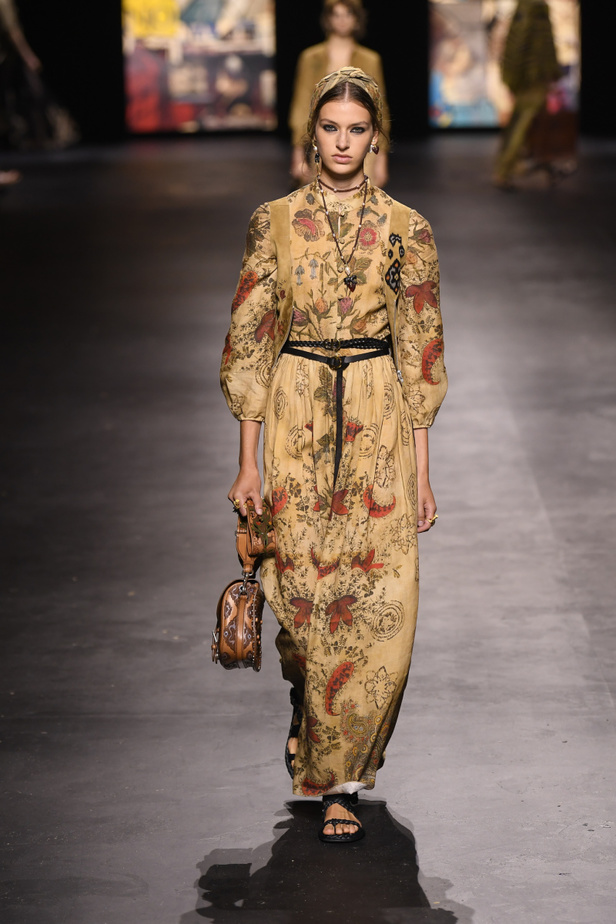 عرض أزياء ديور Dior لربيع وصيف 2021 من أسبوع الموضة في باريس