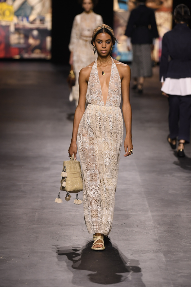 عرض أزياء ديور Dior لربيع وصيف 2021 من أسبوع الموضة في باريس