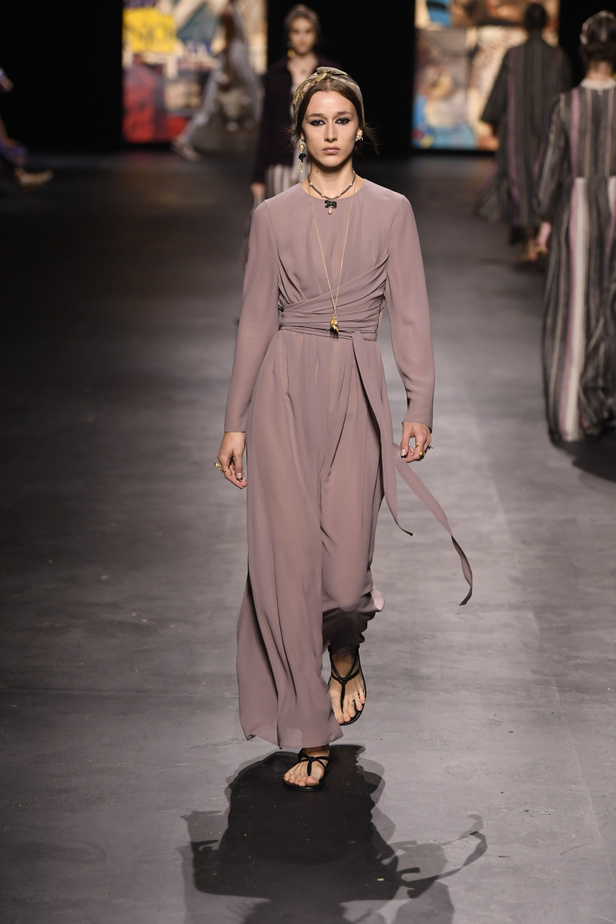 عرض أزياء ديور Dior لربيع وصيف 2021 من أسبوع الموضة في باريس