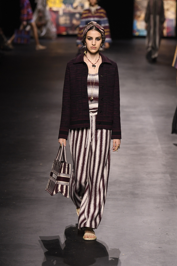 عرض أزياء ديور Dior لربيع وصيف 2021 من أسبوع الموضة في باريس