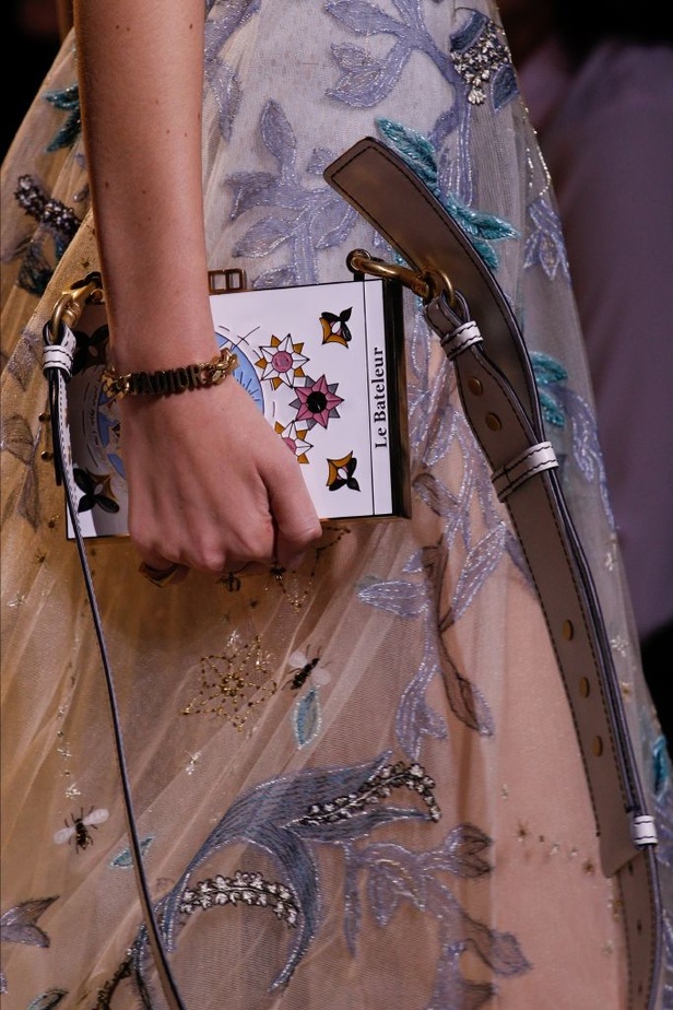 عرض أزياء "ديور" لموسم ربيع وصيف 2017