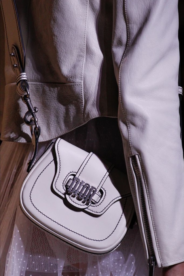 عرض أزياء "ديور" لموسم ربيع وصيف 2017