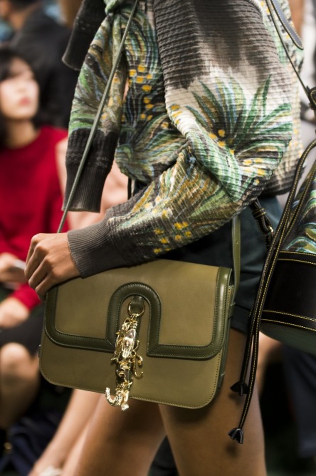 عرض أزياء Carven للأزياء الجاهزة لربيع وصيف 2018 !