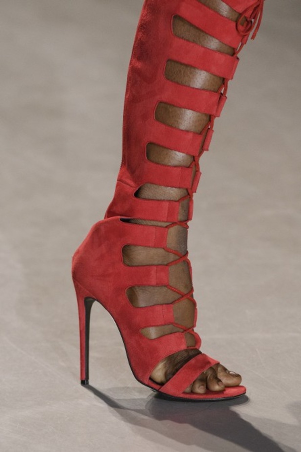 تصاميم وفساتين من عرض أندرو جي أن في اسبوع الموضة في باريس