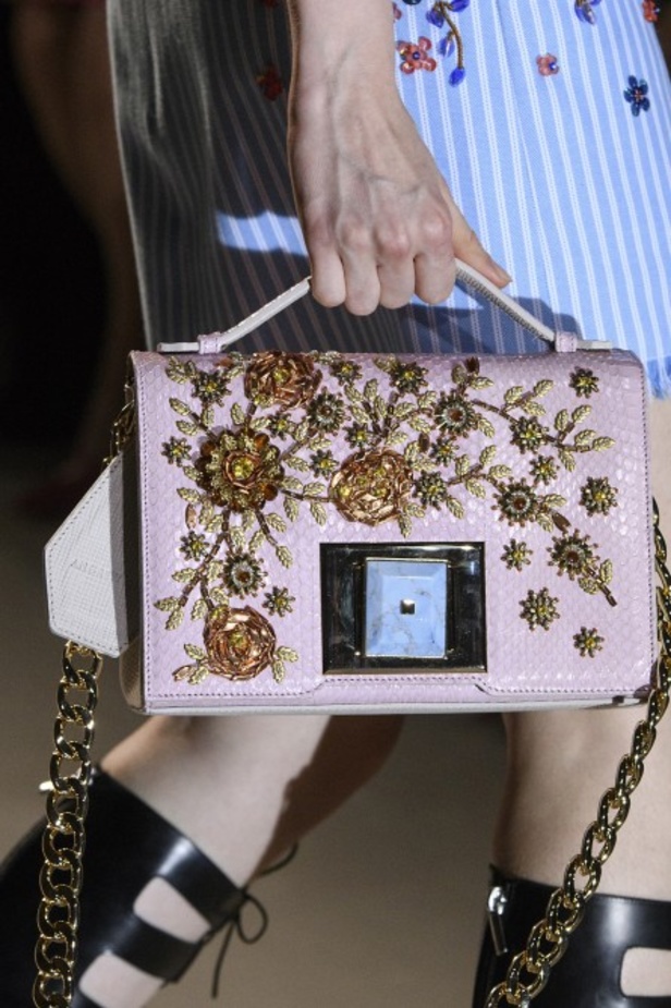 تصاميم وفساتين من عرض أندرو جي أن في اسبوع الموضة في باريس