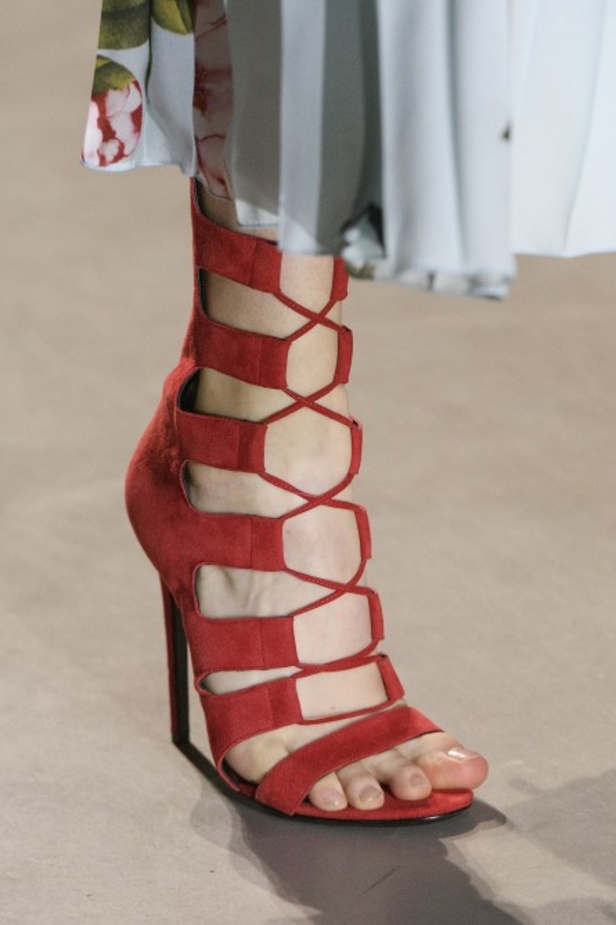 تصاميم وفساتين من عرض أندرو جي أن في اسبوع الموضة في باريس