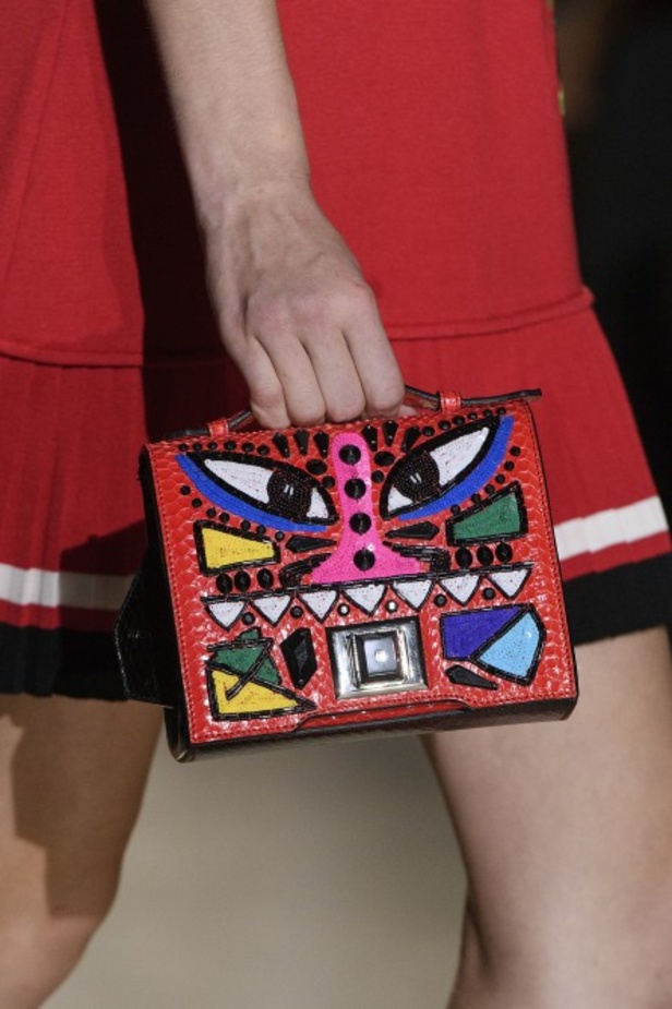 تصاميم وفساتين من عرض أندرو جي أن في اسبوع الموضة في باريس