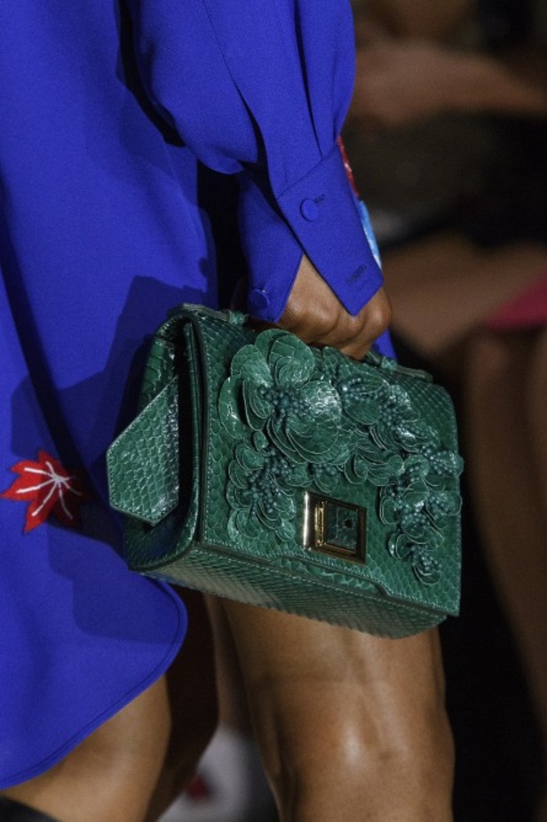 تصاميم وفساتين من عرض أندرو جي أن في اسبوع الموضة في باريس