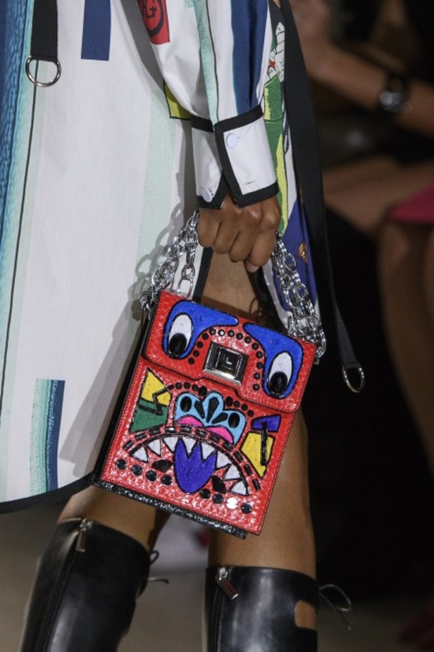 تصاميم وفساتين من عرض أندرو جي أن في اسبوع الموضة في باريس