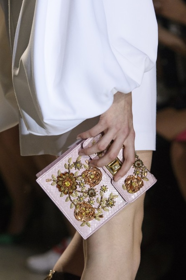 تصاميم وفساتين من عرض أندرو جي أن في اسبوع الموضة في باريس