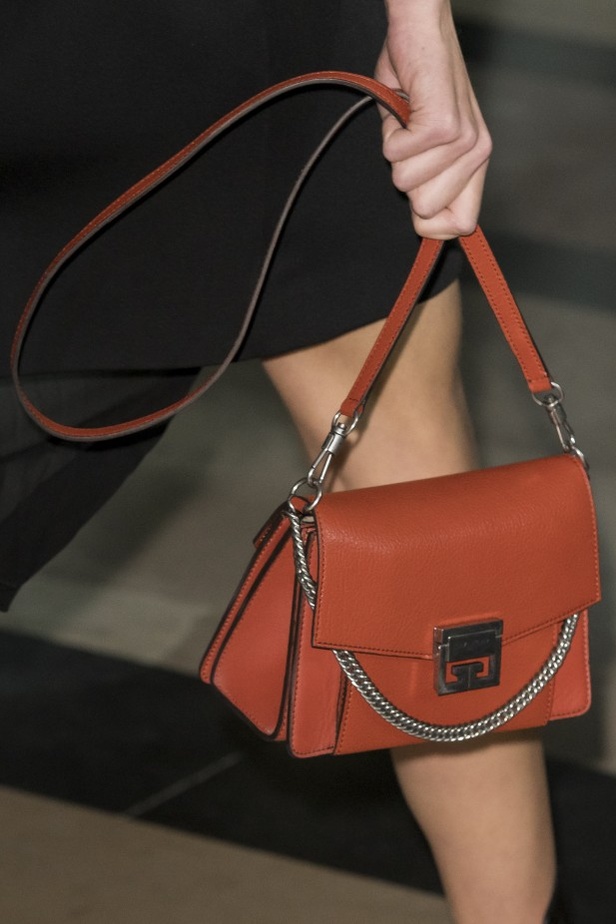 الكلاسيكية في مجموعة Givenchy لربيع وصيف 2018 في باريس