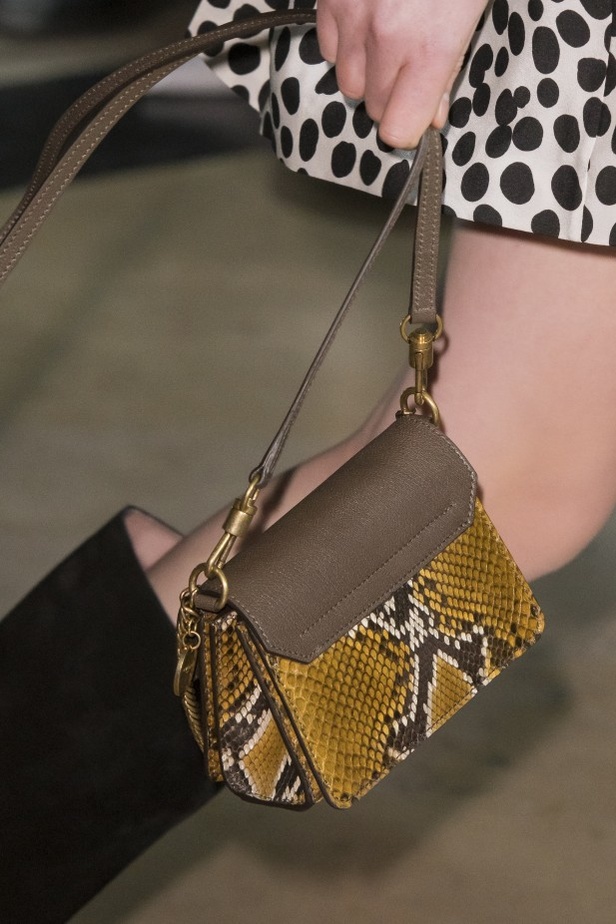 الكلاسيكية في مجموعة Givenchy لربيع وصيف 2018 في باريس