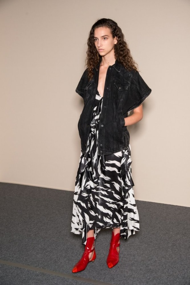 الكلاسيكية في مجموعة Givenchy لربيع وصيف 2018 في باريس