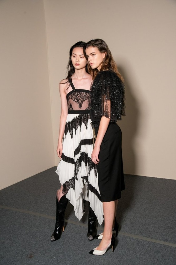 الكلاسيكية في مجموعة Givenchy لربيع وصيف 2018 في باريس