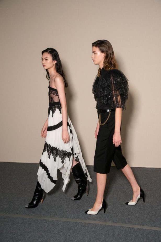 الكلاسيكية في مجموعة Givenchy لربيع وصيف 2018 في باريس