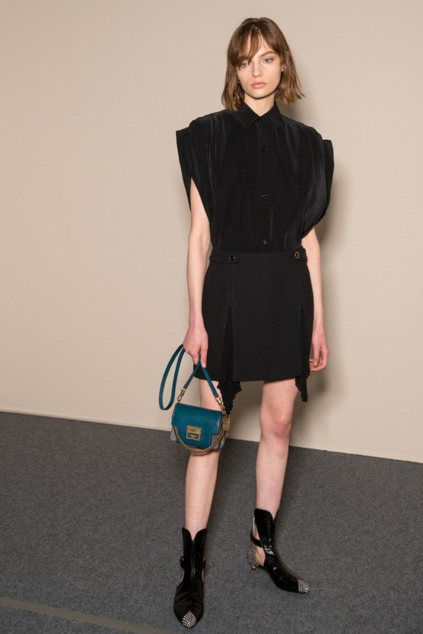 الكلاسيكية في مجموعة Givenchy لربيع وصيف 2018 في باريس