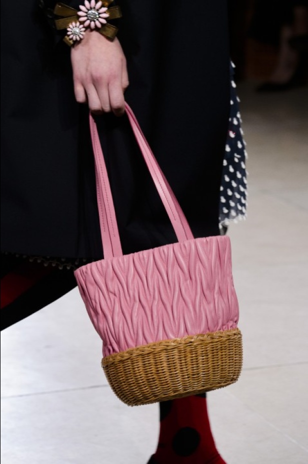 ابتكار وإبداع ضمن مجموعة ميو ميو لموسم ربيع وصيف 2018