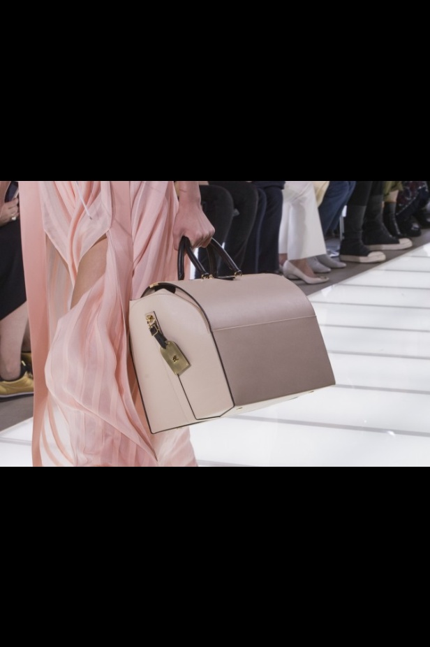 مجموعة لوي فيتون تختم أسبوع الموضة الباريسي