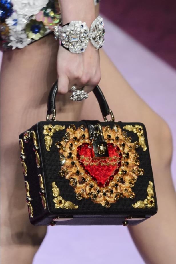 Dolce & Gabbana تجسّد الحبّ والجمّال في مجموعتها لربيع وصيف 2018 