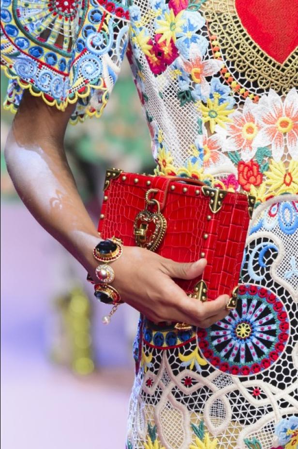 Dolce & Gabbana تجسّد الحبّ والجمّال في مجموعتها لربيع وصيف 2018 