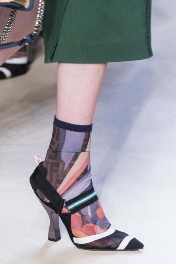 مجموعة Fendi لربيع وصيف 2018 للأزياء الجاهزة !