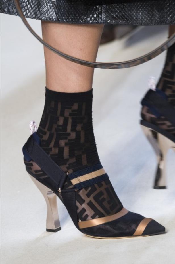 مجموعة Fendi لربيع وصيف 2018 للأزياء الجاهزة !