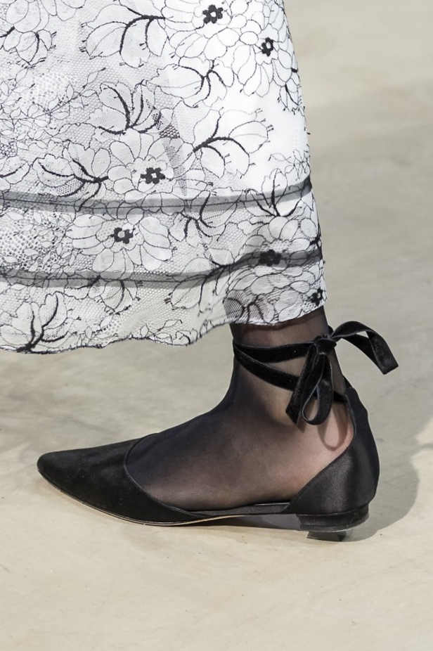 كارولينا هيريرا تقدّم تصاميم كلاسيكية لخريف وشتاء 2017