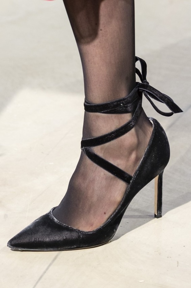 كارولينا هيريرا تقدّم تصاميم كلاسيكية لخريف وشتاء 2017