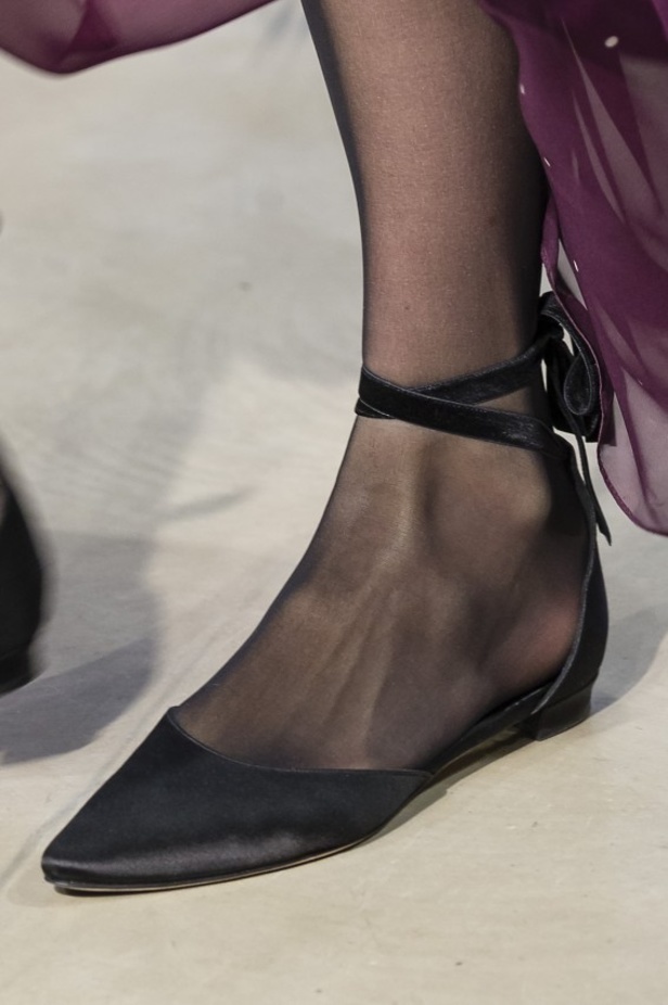 كارولينا هيريرا تقدّم تصاميم كلاسيكية لخريف وشتاء 2017