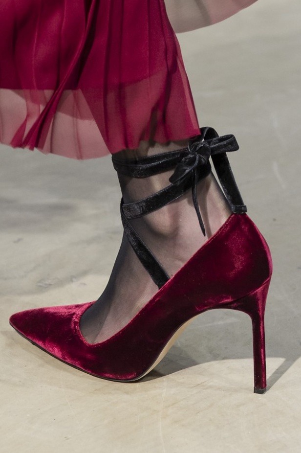 كارولينا هيريرا تقدّم تصاميم كلاسيكية لخريف وشتاء 2017