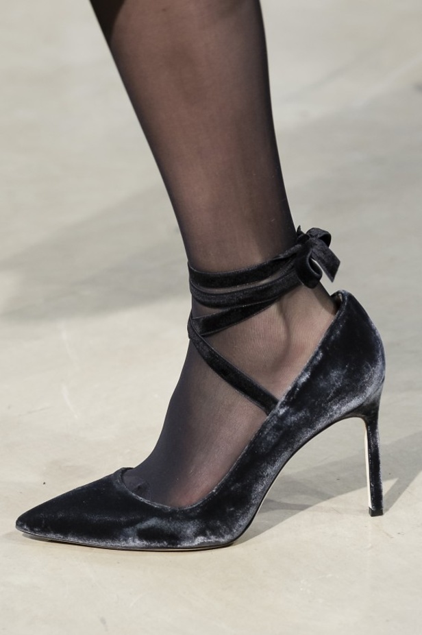 كارولينا هيريرا تقدّم تصاميم كلاسيكية لخريف وشتاء 2017