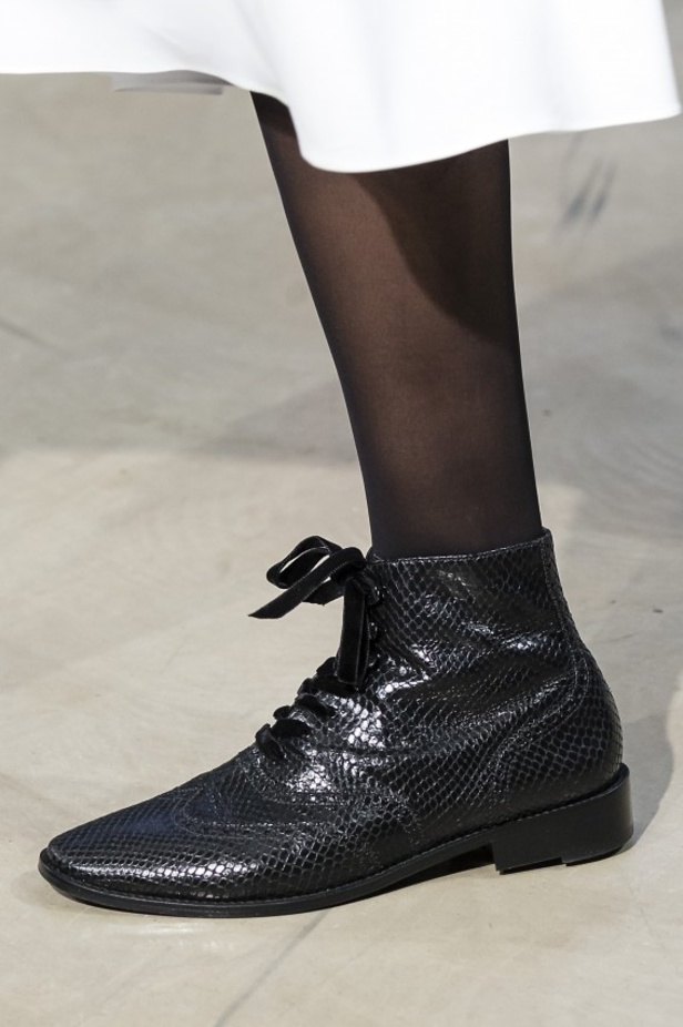 كارولينا هيريرا تقدّم تصاميم كلاسيكية لخريف وشتاء 2017