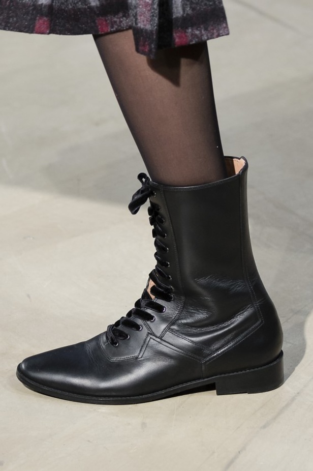 كارولينا هيريرا تقدّم تصاميم كلاسيكية لخريف وشتاء 2017