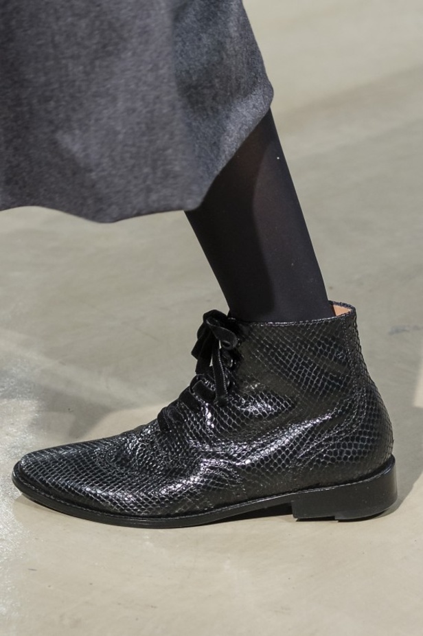 كارولينا هيريرا تقدّم تصاميم كلاسيكية لخريف وشتاء 2017