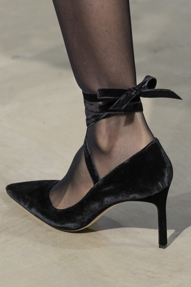 كارولينا هيريرا تقدّم تصاميم كلاسيكية لخريف وشتاء 2017