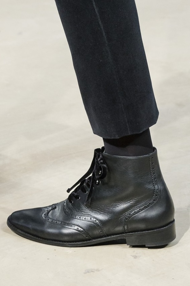 كارولينا هيريرا تقدّم تصاميم كلاسيكية لخريف وشتاء 2017