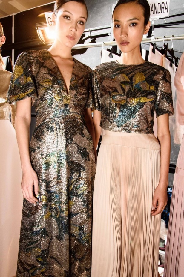 كارولينا هيريرا تقدّم تصاميم كلاسيكية لخريف وشتاء 2017