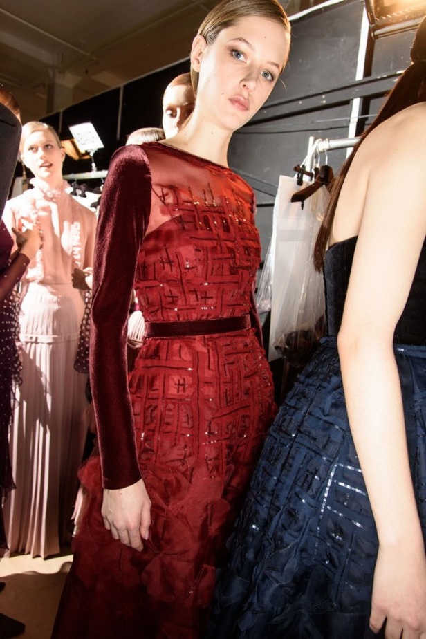 كارولينا هيريرا تقدّم تصاميم كلاسيكية لخريف وشتاء 2017