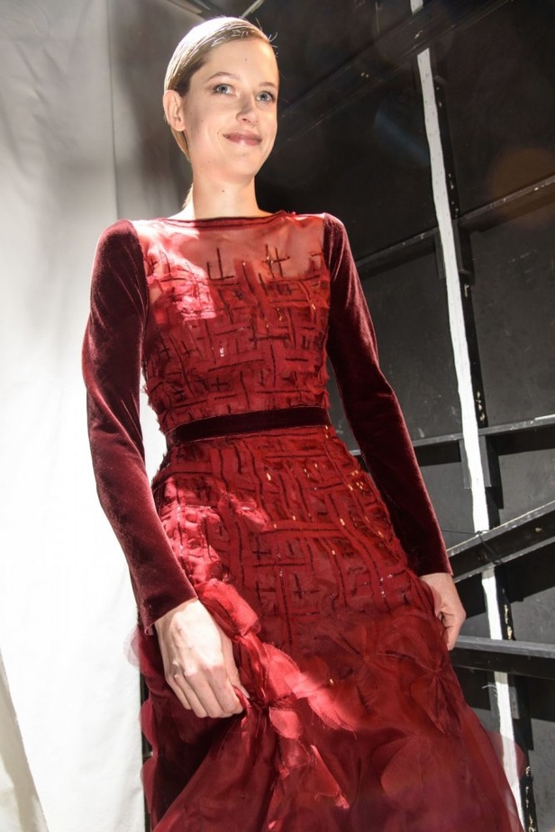 كارولينا هيريرا تقدّم تصاميم كلاسيكية لخريف وشتاء 2017