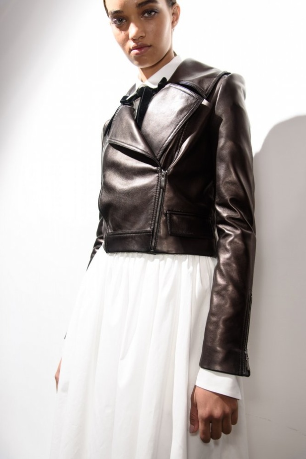 كارولينا هيريرا تقدّم تصاميم كلاسيكية لخريف وشتاء 2017