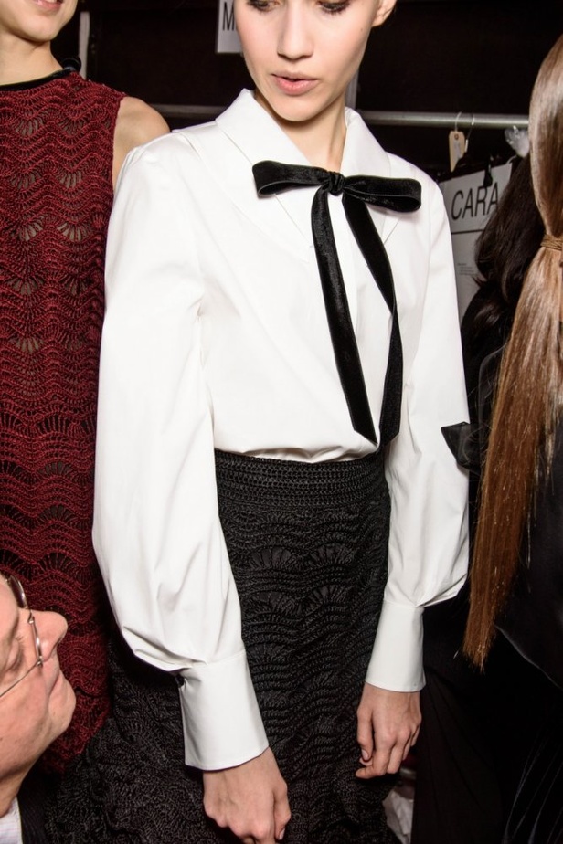 كارولينا هيريرا تقدّم تصاميم كلاسيكية لخريف وشتاء 2017