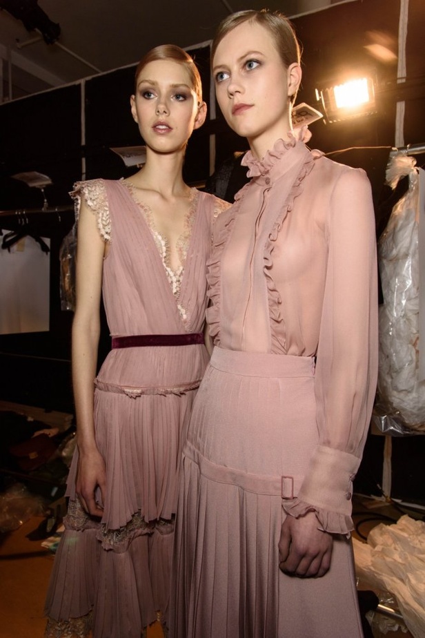 كارولينا هيريرا تقدّم تصاميم كلاسيكية لخريف وشتاء 2017