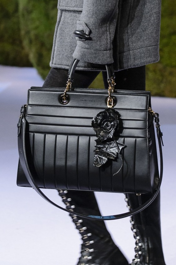 عرض أزياء كريستيان سيريانو لموسم خريف 2017